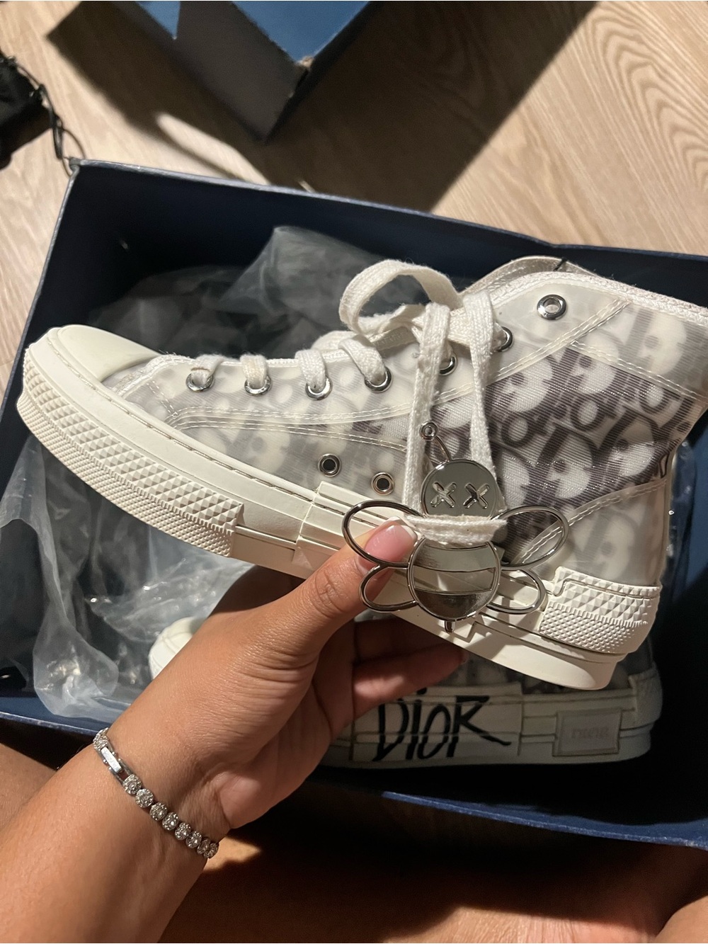 DIOR B23 SPECIAL EDITION OBLIQUE SHAWN BEE EMBROIDERED SNEAKER!!